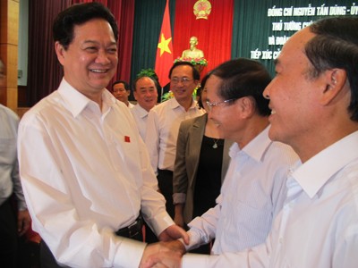 Thủ tướng Nguyễn Tấn Dũng: Tiếp tục ổn định kinh tế vĩ mô, kiềm chế lạm phát Thủ tướng Nguyễn Tấn Dũng trò chuyện với cử tri Ảnh: Phạm Duẩn