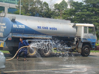Hàng ngàn lít hóa chất đổ ra đường Hàng ngàn lít hóa chất đổ ra đường