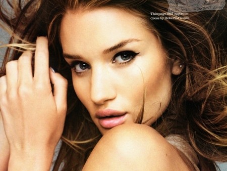 Rosie Huntington Whiteley: Không hở vẫn sexy! Rosie Huntington Whiteley: Không hở vẫn sexy!