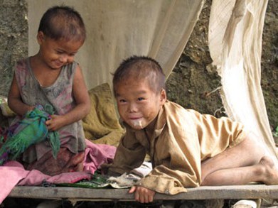 Số phận những đứa trẻ miền rừng có cha mẹ chết bằng lá ngón Số phận những đứa trẻ miền rừng có cha mẹ chết bằng lá ngón