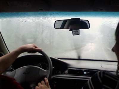 Mẹo khiến kính xe hết mờ khi đi trời mưa Mẹo khiến kính xe hết mờ khi đi trời mưa