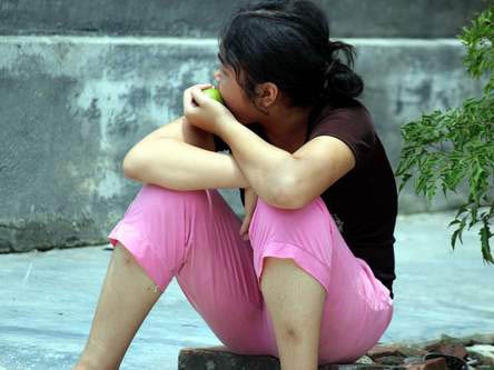 Bé gái tâm thần 13 tuổi bị hãm hiếp Bé gái tâm thần 13 tuổi bị hãm hiếp