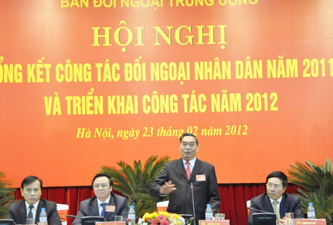 Hoạt động đối ngoại nhân dân sôi nổi, đa dạng Chủ tịch đoàn, từ phải sang: Bộ trưởng Ngoại giao Phạm Bình Minh; Ủy viên BCT - Thường trực Ban Bí thư Lê Hồng Anh; Trưởng Ban Đối ngoại Trung ương Hoàng Bình Quân; Phó trưởng Ban Đối ngoại Trung ương Trần Đắc Lợi
Ảnh: Đại Phượng