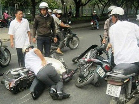 Chiêu cướp trắng trợn đến khó tin giữa Sài Gòn Chiêu cướp trắng trợn đến khó tin giữa Sài Gòn