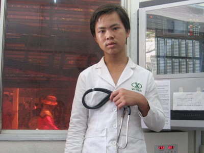 Kẻ lang thang giả bác sĩ lừa bệnh nhân Kẻ lang thang giả bác sĩ lừa bệnh nhân