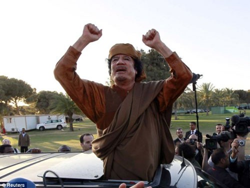 Đại tá Gaddafi vẫn ở Libya, quyết chiến đến cùng Theo lời al-Fargi, ông Gaddafi đã đến doanh trại Khamis ngày 26-8. Ảnh: Reuters