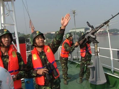 ‘Đánh địch’ bảo vệ, cứu tàu ‘Đánh địch’ bảo vệ, cứu tàu
