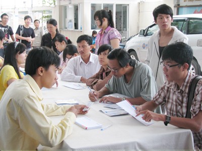 Hàng loạt ngành học phải đóng cửa Thí sinh nộp hồ sơ NV3 tại ĐH Kỹ thuật Công nghệ TPHCM. Ảnh: Quang Phương
