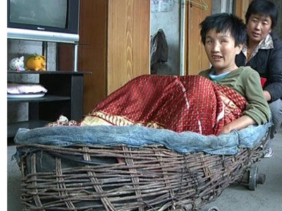 Phụ nữ 16 năm sống trong giỏ mây Phụ nữ 16 năm sống trong giỏ mây