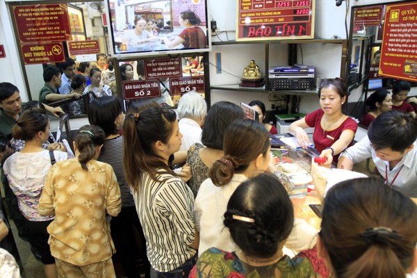 Giá vàng 'điên loạn', người dân tranh mua 'trên giấy' Người dân chen nhau mua vàng tại Công ty vàng bạc Bảo tín Minh Châu