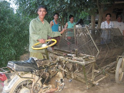Nông dân chế xe đa năng, điều khiển bằng sóng mobile Nông dân chế xe đa năng, điều khiển bằng sóng mobile