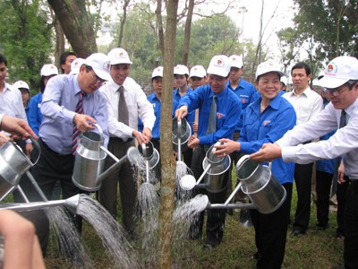 Bốn giải pháp của Đoàn góp phần thực hiện mục tiêu của Đảng Bí thư T.Ư Đảng Hà Thị Khiết và Bí thư thứ nhất T.Ư Đoàn Võ Văn Thưởng trong hoạt động mở đầu tháng thanh niên 2010 ở Hà Nội