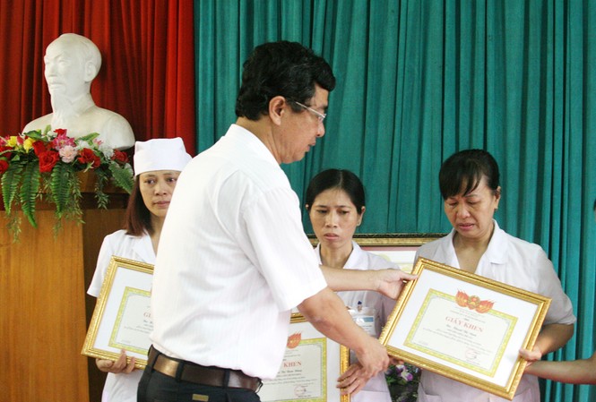 Người tố cáo 'nhân bản' khóc trong lễ khen thưởng Người tố cáo 'nhân bản' khóc trong lễ khen thưởng