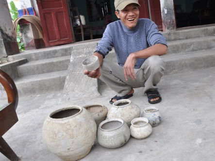 Làm ruộng vô tình đào được bình cổ nghìn tuổi Làm ruộng vô tình đào được bình cổ nghìn tuổi
