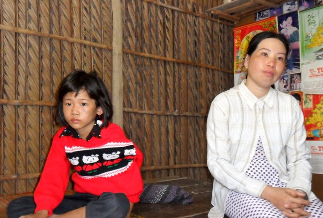 Một người mẹ đánh đập con dã man Một người mẹ đánh đập con dã man