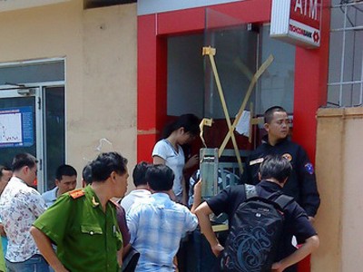 Giả bảo vệ ngân hàng phá trụ ATM Giả bảo vệ ngân hàng phá trụ ATM