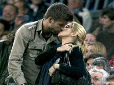 Những màn ‘khóa môi’ nóng bỏng của Pique và Shakira Những màn ‘khóa môi’ nóng bỏng của Pique và Shakira