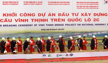 Khởi công dự án cầu vượt dài nhất sông Hồng Khởi công dự án cầu vượt dài nhất sông Hồng