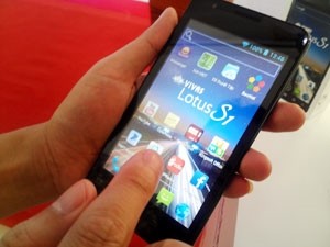 Cận cảnh smartphone sản xuất đầu tiên tại Việt Nam Cận cảnh smartphone sản xuất đầu tiên tại Việt Nam