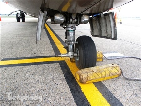 Tìm thấy lốp máy bay ATR 72 ở sân bay Cát Bi Tìm thấy lốp máy bay ATR 72 ở sân bay Cát Bi