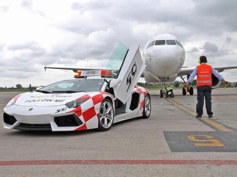 Lamborghini Aventador làm xe công ở sân bay Lamborghini Aventador làm xe công ở sân bay