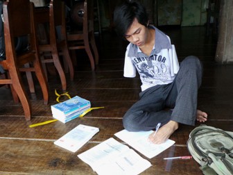 Cậu học trò không tay 'ngập ngừng' trước cổng trường ĐH Cậu học trò không tay 'ngập ngừng' trước cổng trường ĐH