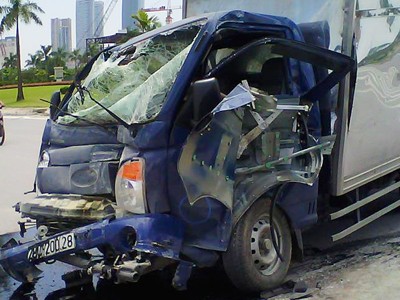 Xe tải húc sườn xe buýt, tài xế nguy kịch Xe tải húc sườn xe buýt, tài xế nguy kịch