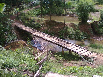 Cầu thanh niên ở vùng khó Cầu thanh niên ở vùng khó