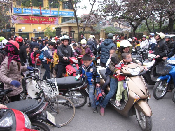 Tan trường, đường vẫn tắc Tan trường, đường vẫn tắc
