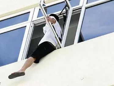 Nam thanh niên muốn tự tử từ tầng 17 Nam thanh niên muốn tự tử từ tầng 17