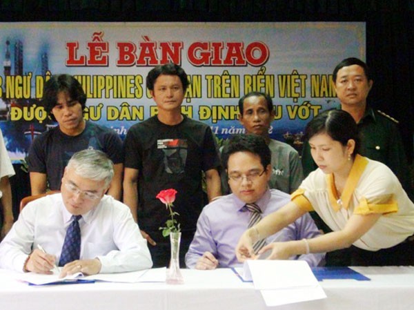 Bàn giao ba ngư dân Philippin gặp nạn trên biển Bàn giao ba ngư dân Philippin gặp nạn trên biển
