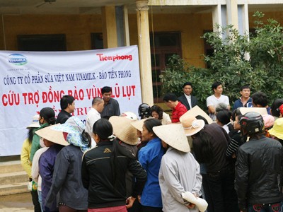Người dân vùng lũ đang cần gì? Người dân xã Tân Hóa, huyện Minh Hóa đến nhận cứu trợ. Ảnh: Trung Hiền