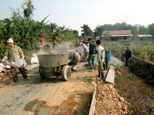 Chiến sĩ công an giúp trai làng làm giàu CLB Thanh niên giúp nhau phát triển kinh tế (Hòa Bình) nhận công trình gây quỹ
