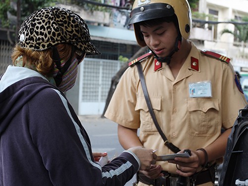 Dừng xe, xử phạt: Không chỉ CSGT Dừng xe, xử phạt: Không chỉ CSGT