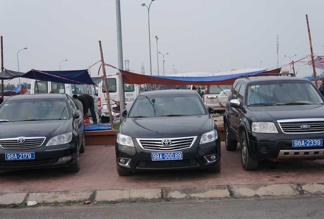 Xe biển xanh đi lễ Đền Trần Xe biển xanh đi lễ Đền Trần