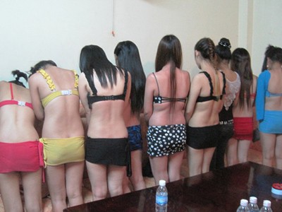 Nữ sinh hồn nhiên kể chuyện mặc bikini tiếp khách, nhận tiền 'bo' Nữ sinh hồn nhiên kể chuyện mặc bikini tiếp khách, nhận tiền 'bo'