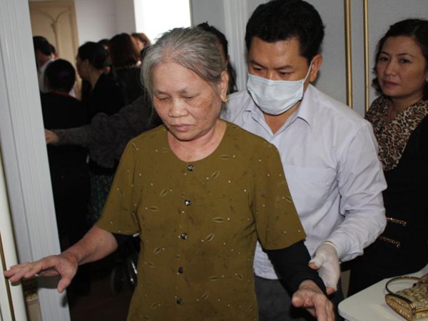 Hà Tĩnh quan tâm khả năng kỳ lạ của lương y Võ Hoàng Yên Một bệnh nhân bị liệt dần đi được sau khi bấm huyệt