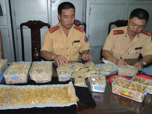 Bắt giữ 19,4 kg kim loại nghi là vàng Bắt giữ 19,4 kg kim loại nghi là vàng