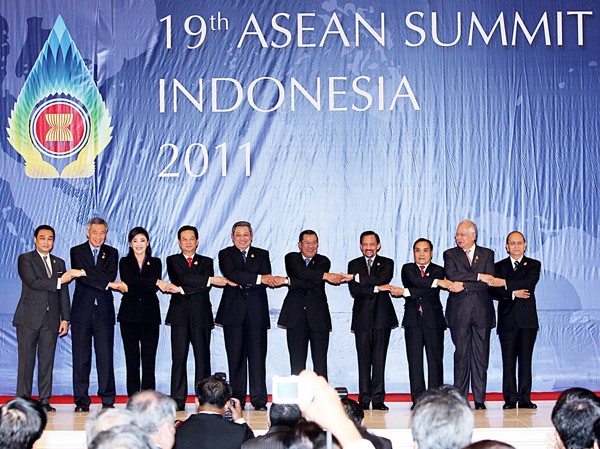 Tăng cường kết nối ASEAN Ngày 17-11, Thủ tướng Nguyễn Tấn Dũng tham dự Khai mạc Hội nghị Cấp cao ASEAN lần thứ 19 (Trong ảnh: Thủ tướng Nguyễn Tấn Dũng chụp ảnh chung với các trưởng đoàn)
Ảnh: TTXVN