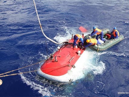 Trung Quốc sẽ đưa tàu lặn Giao Long ra Biển Đông Tàu lặn Giao Long chuẩn bị lặn hôm 15-6-2012