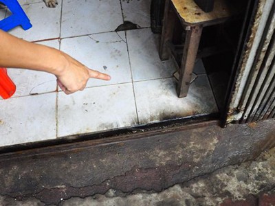 Đòi nợ bằng tiết lợn, mắm tôm, cá thối Thời gian gần đây, các loại "bom bẩn" gồm mắm tôm, dầu luyn, cá chết,...hay được các đối tượng đòi nợ dùng để "khủng bố" tinh thần "con nợ"