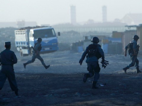 Taliban chặt đầu hai trẻ em Cảnh sát Afghanistan trong cuộc đụng độ với Taliban gấn Sân bay Quốc tế Kabul hôm 10/6