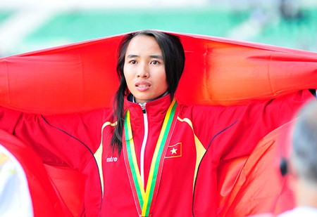 'Nữ hoàng chân đất' dùng tiền thưởng nuôi em 'Nữ hoàng chân đất' dùng tiền thưởng nuôi em