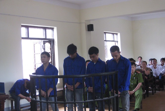 Nhóm đối tượng chém nhà báo lĩnh án Các bị cáo tại phiên tòa