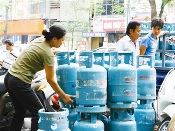 Choáng vì gas tăng giá Sau 32 ngày, giá gas bán lẻ đã tăng 66.000 đồng/bình 12kg. Ảnh: Hồng Vĩnh