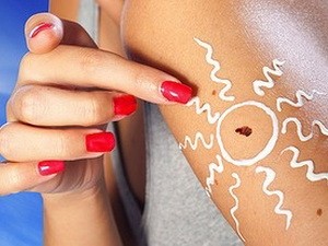 Chống ung thư bằng... kem chống nắng Chống ung thư bằng... kem chống nắng