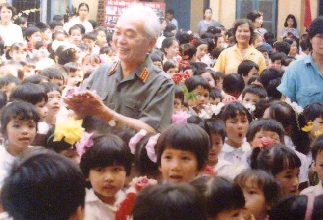 Chiếc khăn đỏ Đại tướng Võ Nguyên Giáp tặng cháu nội Chiếc khăn đỏ Đại tướng Võ Nguyên Giáp tặng cháu nội