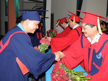Tiền Phong cùng Viện ĐH Mở trao bằng cử nhân cho 271 học viên Phó TBT Báo Tiền Phong Vũ Tiến và lãnh đạo Viện ĐH Mở trao bằng cử nhân và hoa cho các học viên tốt nghiệp. Ảnh: Tuấn Nguyễn