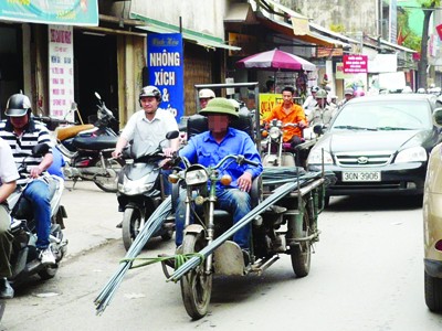 Xe ba bánh tự chế tung hoành trên phố Xe ba bánh tự chế tung hoành trên phố