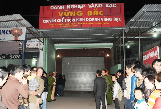 Bốn camera ghi hình thủ phạm cướp tiệm vàng Tiệm vàng Vững Bắc nhìn từ bên ngoài. Ảnh: Tuấn Nguyễn